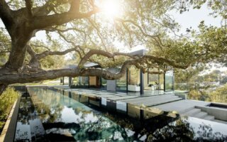 Aujourd'hui, nous vous emmenons dans un havre de paix au coeur de Beverly Hills créé par les architectes de Walker Workshop.

Ce bâtiment en béton d'une superficie de 2 400m2 se trouve au sommet d'une crête et domine le paysage. Elle comprend un toit végétal, des chambres souterraines, une piscine à débordement et surtout ce chemin presque processionnel qui mène à l'entrée.

Identifiez la personne avec qui vous poseriez vos valises dans cette superbe villa ? 🧳

📸 @joefletcherphoto

Rendez-vous sur @bybeton_ pour découvrir de nouvelles constructions béton !
.
.
.
#bybéton #béton #concrete #architecture #archilovers #archidaily #design #designdaily #archi #concretehome #minimalism #dreamspace