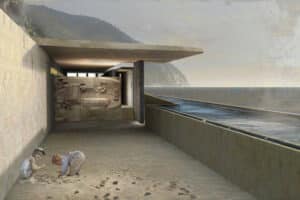 Deux enfants jouent avec le sable sur une terrasse ouverte en béton, face à la mer. Un mur ornée de bas-reliefs se trouve à gauche, des montagnes sont visibles à l'arrière-plan.