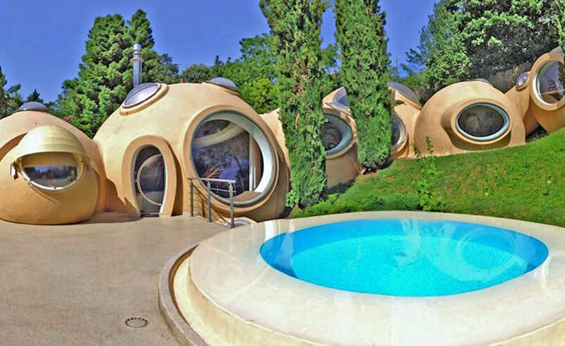 Maisons bulles en béton et la villa Roux