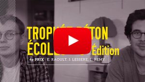 Deux personnes assises dans une pièce avec un décor sobre. Superposition de texte : "Trophée Béton Écoles 5e édition. 4e Prix : E. Raoult, J. Lessere, L. Remy" avec un symbole de lecture en surimpression.
