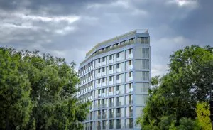 Dans le XIVe arrondissement de Paris, le Trait d’Union, un nouvel immeuble en béton bleu ©Gilles Bretin