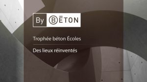 Texte blanc surimposé sur fond architectural en béton courbé : "By BÉTON", "Trophée béton Écoles", "Des lieux réinventés". L'image présente des surfaces bétonnées avec des jeux d'ombre et de lumière.