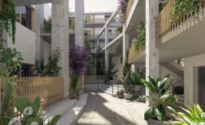 Un patio ouvert avec des plantes luxuriantes grimpe le long des murs en béton. Des escaliers et balustrades en bois encadrent l'espace, créant une atmosphère moderne et naturelle.
