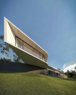[ARCHITECTURE] Cette maison en béton, dessinée par @joeadsettarchitects, est située à Toowoomba en Australie. 🇦🇺

C'est un véritable chef-d'œuvre architectural : la moitié du bâtiment est comme suspendue dans les airs et offre une vue imprenable sur la vallée de Lockyer.

Identifiez la personne avec qui vous y passeriez le week-end ! ✨

Rendez-vous sur @bybeton_ pour découvrir de nouvelles constructions béton !
.
.
.
#bybéton #béton #concrete #architecture #archilovers #archidaily #design #designdaily #archi #concretehome #minimalism #dreamspace