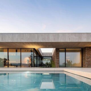 [ARCHITECTURE] Aujourd’hui, on s’envole vers une nouvelle destination pour découvrir cette magnifique maison de vacances en béton. 🎅🎄

Cette résidence au style contemporain est un lieu de vie calme qui offre la sensation d’être immergé dans le paysage. 

Cette structure rectangulaire semble flotter au-dessus du sol, elle a trouvé un équilibre parfait entre le béton brut et les grandes étendues de verre qui permettent une connexion entre l’intérieur et l’extérieur.

Une magnifique ode au béton ! 👏

Rendez-vous sur @bybeton_ pour découvrir de nouvelles constructions béton !
.
.
.
#bybéton #béton #concrete #architecture #archilovers #archidaily #design #designdaily #archi #concretehome #minimalism #dreamspace