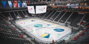 Un temple du hockey drapé de béton blanc