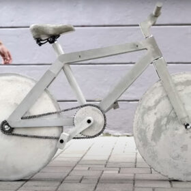 Capture d’écran de la chaîne Play to DIY, vidéo intitulée: ‘Epic Cycling | 134.5 kg Concrete Bike’.