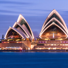 Imaginé par le danois Jørn Utzon, l’Opéra de Sydney propose cet incroyable entrelacement de coquilles composées de tuiles en béton précontraint. ©iSotck