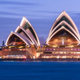 Imaginé par le danois Jørn Utzon, l’Opéra de Sydney propose cet incroyable entrelacement de coquilles composées de tuiles en béton précontraint. ©iSotck