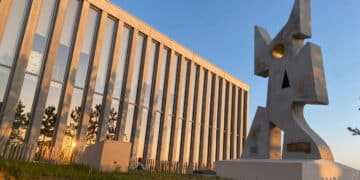 Gold B/24 : une sculpture de béton pour célébrer le D-Day