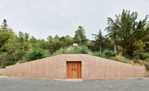 Un chai vinicole en béton teinté et banché