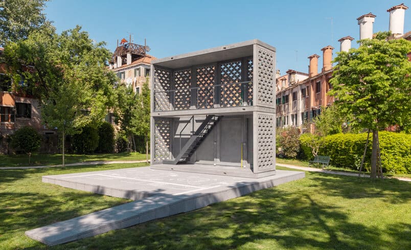 Prototype d’unité de logements présenté à la Biennale de Venise 2025 par Holcim et Elemental : ajouté aux formulations béton, 1&nbsp;kg de biochar éviterait l’émission de 3 kg de CO2, sans compromis de performance. ©Celestia Studio– Source : Holcim