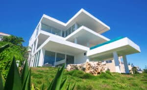 Une villa immaculée face à l’immensité turquoise