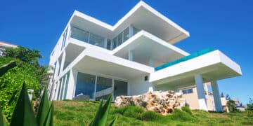 Une villa immaculée face à l’immensité turquoise